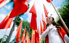 Người dân TP.HCM hòa mình trong không khí 'Tết độc lập'