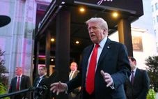 Tiếng reo hò ủng hộ và la ó phản đối vang lên ở Washington D.C khi ông Trump ghé thăm