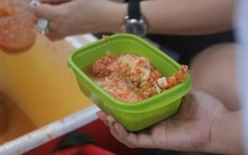 Khi bát cháo từ thiện có tôm hùm