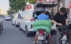 Từ phản ánh của người dân, cảnh sát giao thông phạt nhiều ô tô đậu sai quy định ở Đà Nẵng