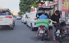 Từ phản ánh của người dân, cảnh sát giao thông phạt nhiều ô tô đậu sai quy định ở Đà Nẵng