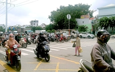 Xe máy dừng ở vạch 'mắt võng': Người rẽ phải kẹt, người đi bộ lo lắng