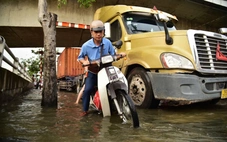Triều cường đạt đỉnh, người dân TP.HCM lại bì bõm giờ tan tầm