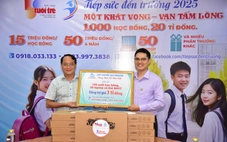 Công ty cổ phần Tập đoàn Vinacam ủng hộ Tiếp sức đến trường 3 tỉ đồng