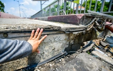 Xe máy vẫn chạy phà phà qua cầu khi 'thần đèn' hô biến nhịp cầu Bình Triệu 1 lên 25-30cm