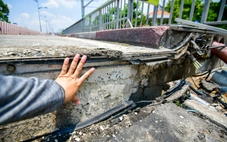 Xe máy vẫn chạy phà phà qua cầu khi 'thần đèn' hô biến nhịp cầu Bình Triệu 1 lên 25-30cm