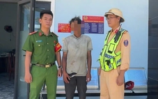 Người đàn ông đạp xe lạc vào cao tốc được CSGT giúp đỡ