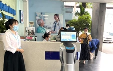 Robot tiếp tân hướng dẫn người bệnh ở Bệnh viện Nhân dân Gia Định