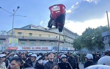 Giật đồ cúng cô hồn một số nơi như 'cướp giật'