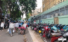 Hàng rong chiếm vỉa hè trước nhiều bệnh viện ở phường Chợ Lớn rất khó dẹp?