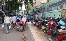 Hàng rong chiếm vỉa hè trước nhiều bệnh viện ở phường Chợ Lớn rất khó dẹp?