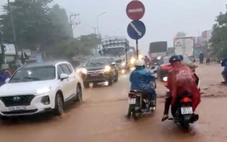 Nước đỏ quạch tuôn ào ào trên quốc lộ 1 như lũ sau mưa lớn
