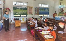 Học sinh tới lớp sau khi phụ huynh phản đối sáp nhập trường