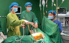 Mâu thuẫn trong trường, học sinh lớp 8 đâm thấu ngực học sinh lớp 7