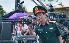Đại tướng Phan Văn Giang kiểm tra khu trưng bày của Bộ Quốc phòng tại triển lãm thành tựu đất nước