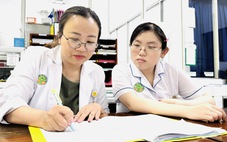 Một bé trai bị đứt đầu lưỡi do bị rối loạn Tics