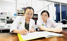 Một bé trai bị đứt đầu lưỡi do bị rối loạn Tics