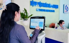 Robot tiếp tân hướng dẫn người bệnh ở Bệnh viện Nhân dân Gia Định