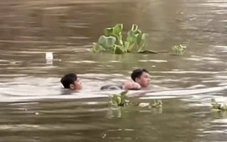 Hai thanh niên nhảy sông cứu người phụ nữ đuối nước