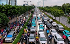 Cầu Bình Lợi ‘nghẹt thở’ trong biển xe chiều cuối tuần