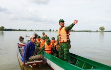 Chạy vỏ lãi ngày đêm chống buôn lậu qua biên giới mùa nước nổi