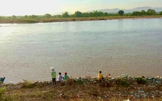 Chìm ghe khi sang sông, chồng bơi được vào bờ, vợ bị nước cuốn mất tích