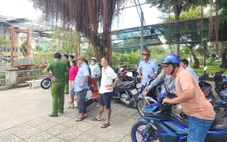 Thi công bờ kè phát hiện xác chết vướng lục bình trôi trên sông Bảo Định