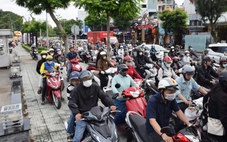 Tái diễn xe máy nối đuôi nhau chạy lên vỉa hè, phớt lờ mức phạt đến 6 triệu đồng
