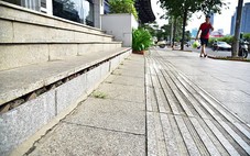 Ven sông Sài Gòn sụt lún, chân nhà dân nứt, bờ kè chìm xuống sông, nhiều người phải di dời