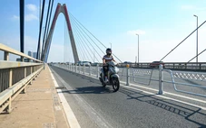Cầu Nhật Tân được dựng rào chắn, tách riêng làn ô tô và xe máy