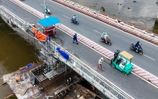 Cầu Bình Triệu 1 đang nâng, xe vẫn chạy bình thường, bạn đọc khen kỹ sư Việt Nam như 'thần đèn'