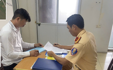 Bị xử phạt vì để trẻ nhỏ thò đầu ra ngoài cửa sổ trời ôtô