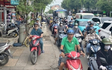 Xe chạy lên vỉa hè, đến đoạn hết đi được lại chen xuống trước xe đang chờ, sao mà không kẹt
