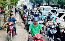 Xe chạy lên vỉa hè, đến đoạn hết đi được lại chen xuống trước xe đang chờ, sao mà không kẹt