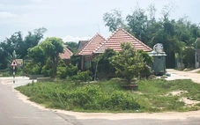 Quán cà phê kiên cố 'mọc' trái phép trên đất công do xã quản lý