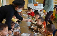 Hà Nội: Trường học phải niêm yết thực đơn, minh bạch tiền ăn bán trú mỗi ngày