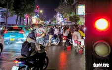 Vượt đèn đỏ 'đứng hình' 30 phút trên đường Nơ Trang Long có bị phạt?