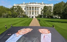 Sự thật về hình ảnh biểu ngữ Trump - Epstein ở bãi cỏ Nhà Trắng