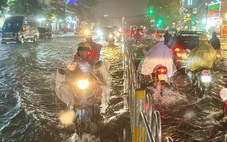 Mưa hơn 100mm, mây dông còn đậm đen, TP.HCM và Nam Bộ còn mưa tới sáng