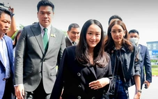 Bà Paetongtarn mang thư tay con gái gửi ‘ông ngoại Thaksin’, được tặng bùa