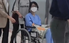 Cựu đệ nhất phu nhân Hàn Quốc lúc sa cơ: đeo vòng điện tử ở cổ chân và ngồi xe lăn