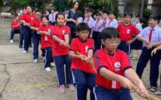 Cấm điện thoại trong giờ ra chơi, cấm luôn trong trường học được không?