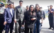 Bà Paetongtarn mang thư tay con gái gửi ‘ông ngoại Thaksin’, được tặng bùa