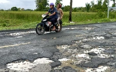 Đường Xuyên Á chi chít ổ gà, ổ voi, nỗi ám ảnh của người dân