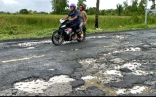 Đường Xuyên Á chi chít ổ gà, ổ voi, nỗi ám ảnh của người dân