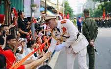 Các khối diễu binh, diễu hành đi trong tiếng hò reo của nhân dân