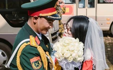 Chàng quân nhân cầu hôn bạn gái sau khi hoàn thành nhiệm vụ A80, dân mạng cùng chúc phúc