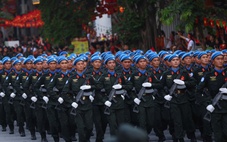 Các khối diễu binh, diễu hành đi trong tiếng hò reo của nhân dân