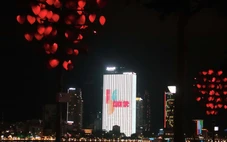Logo 50 năm thành lập báo Tuổi Trẻ xuất hiện tại tòa nhà M Landmark Residences Đà Nẵng