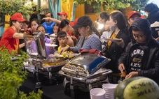 Ăn buffet phải đổi chén, đĩa sau mỗi lần lấy đồ ăn mới là lịch sự, văn minh?